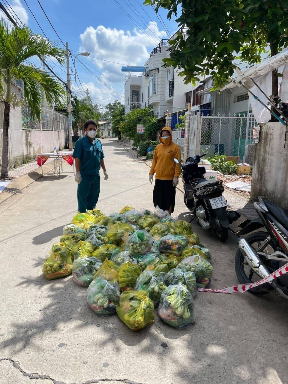 Sài Gòn Chợ Lạc Xoong hỗ trợ người nghèo TP.HCM ảnh 4 Sai Gon Cho Lac Xoong ho tro nguoi ngheo TP.HCM anh 4