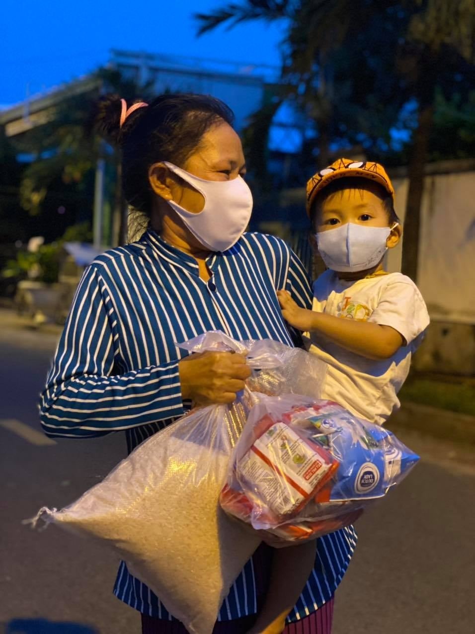 Sài Gòn Chợ Lạc Xoong hỗ trợ người nghèo TP.HCM ảnh 5 Sai Gon Cho Lac Xoong ho tro nguoi ngheo TP.HCM anh 5