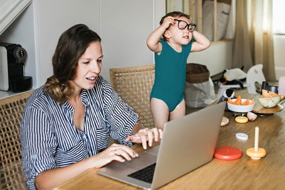 Phu nu My phai hy sinh su nghiep de cham con trong dai dich hinh anh