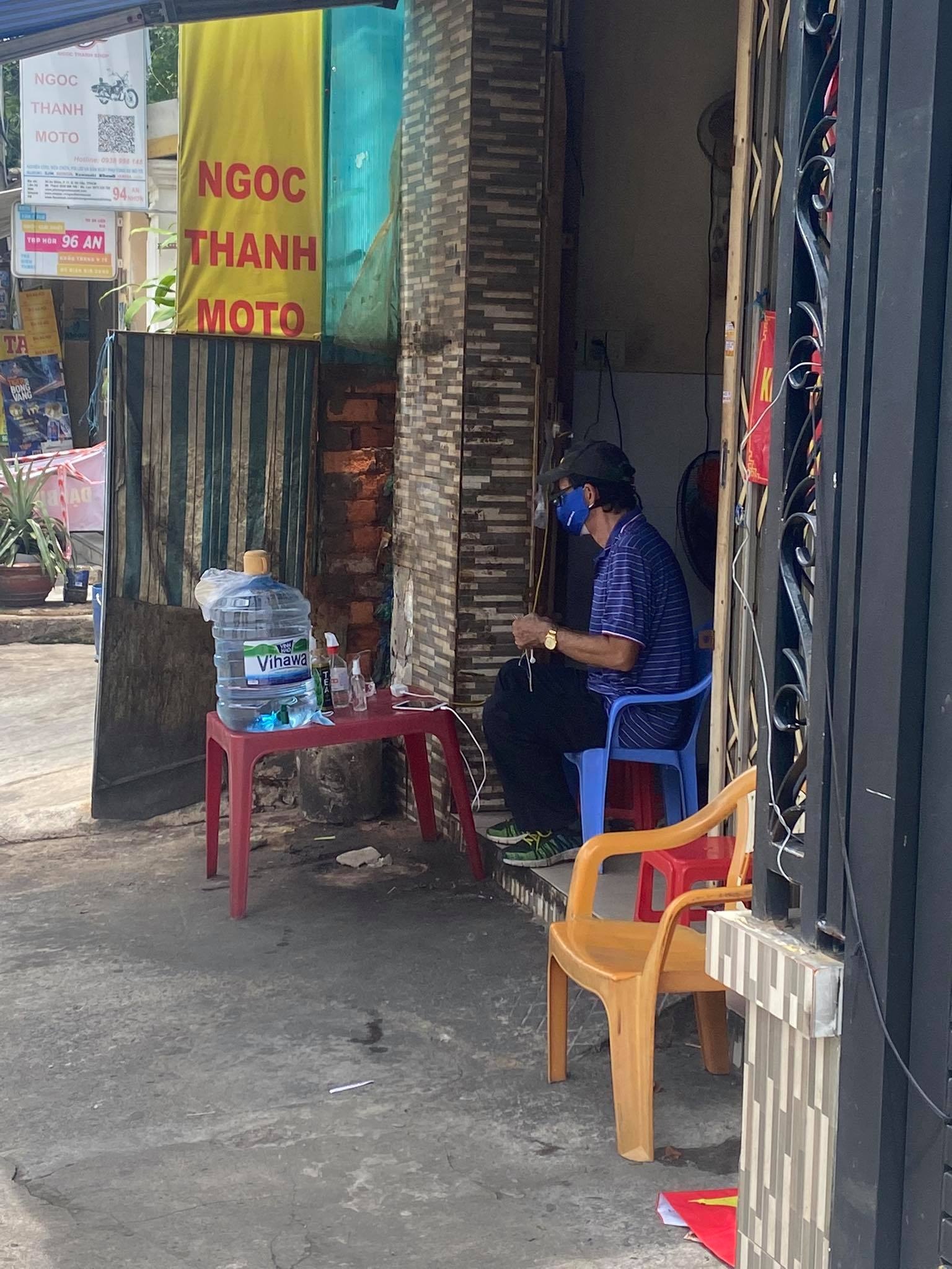 ông bố đi trực khu phong tỏa tại TP.HCM ảnh 1 ong bo di truc khu phong toa tai TP.HCM anh 1