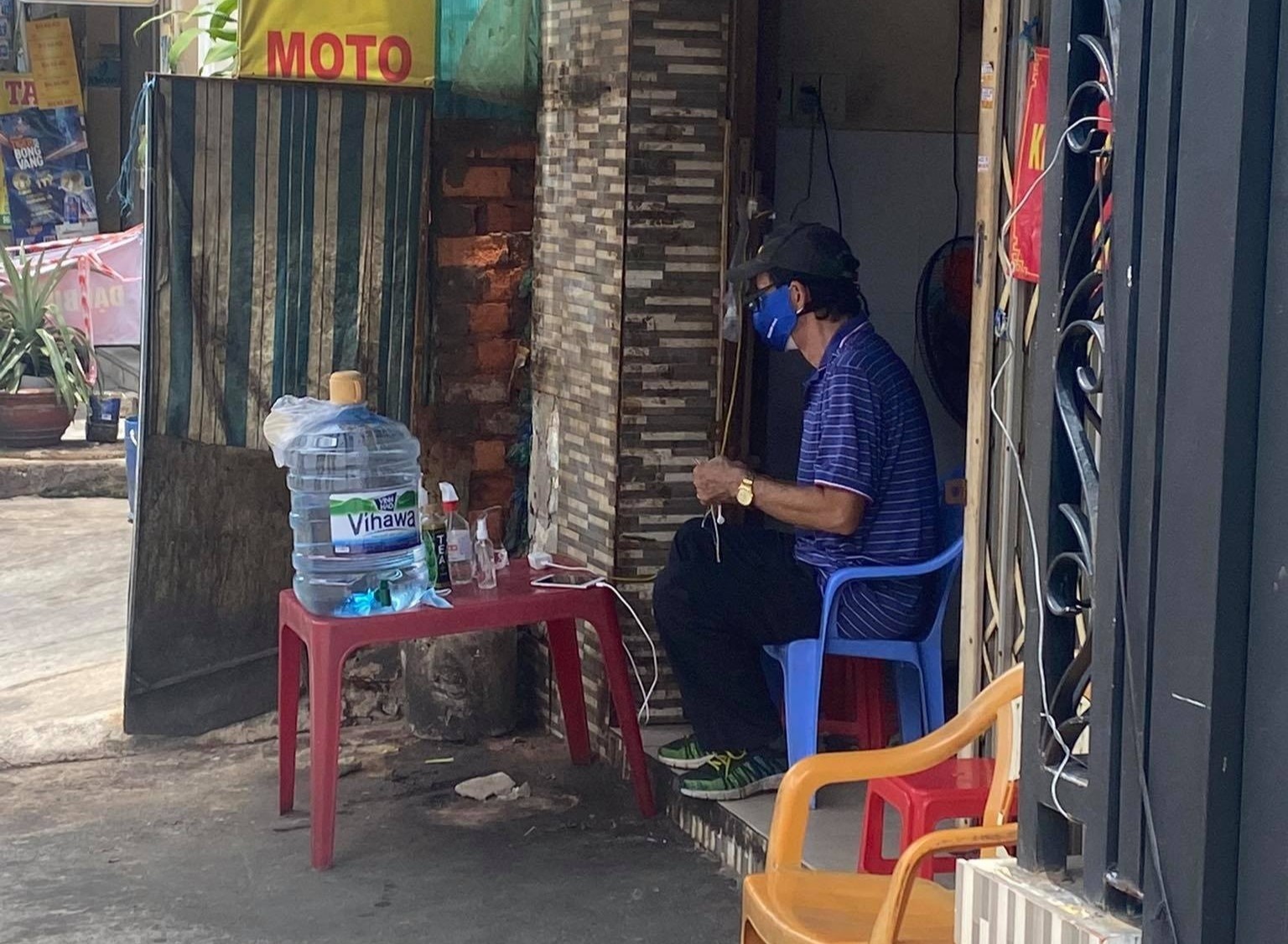 Bo khong nhan ra con gai khi gap o chot phong toa hinh anh