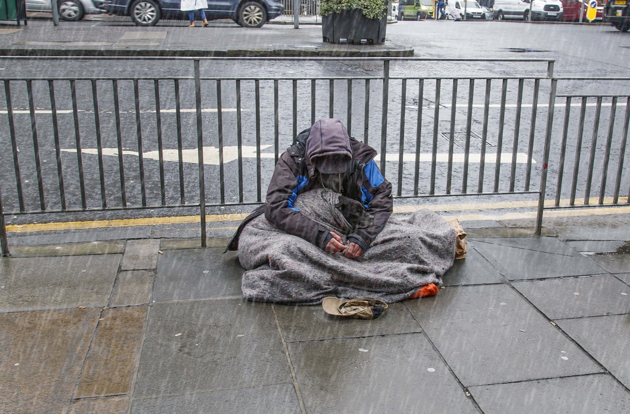 Tai sao khong nen dang hinh nguoi ngheo, vo gia cu len mang xa hoi hinh anh