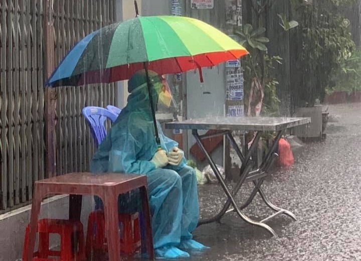 Tinh nguyen vien doi mua tai diem tiem vaccine o TP.HCM hinh anh