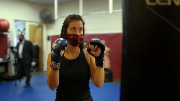 Nhieu hanh khach hung hang, tiep vien hang khong My phai hoc vo tu ve hinh anh