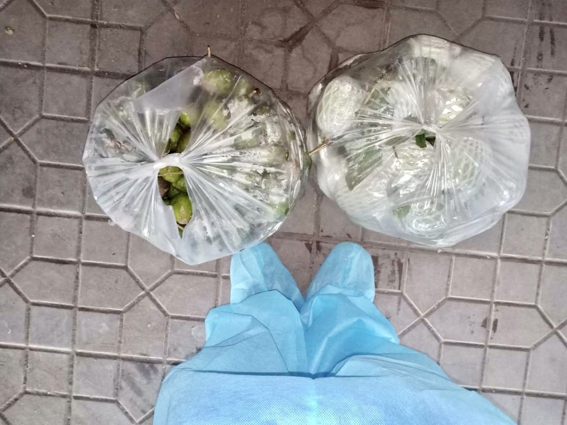 TNV trực chốt bất ngờ được tài xế tặng quà ảnh 1 TNV truc chot bat ngo duoc tai xe tang qua anh 1