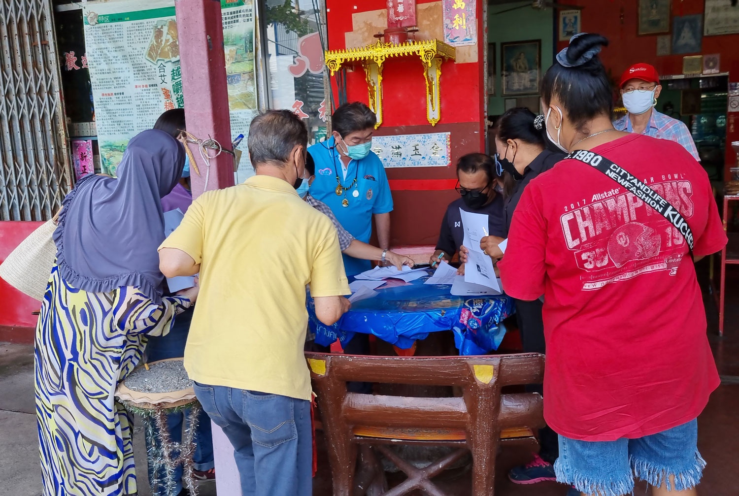 huong dan vien Thai Lan tu tu,  an cap anh 1