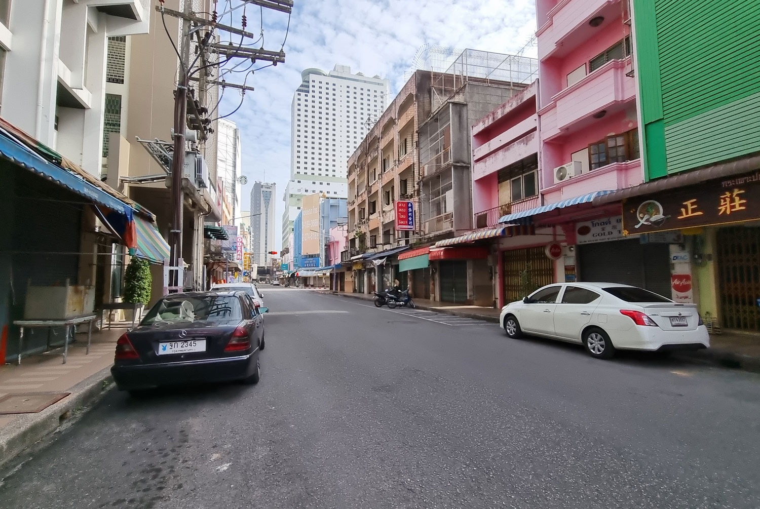 huong dan vien Thai Lan tu tu,  an cap anh 2