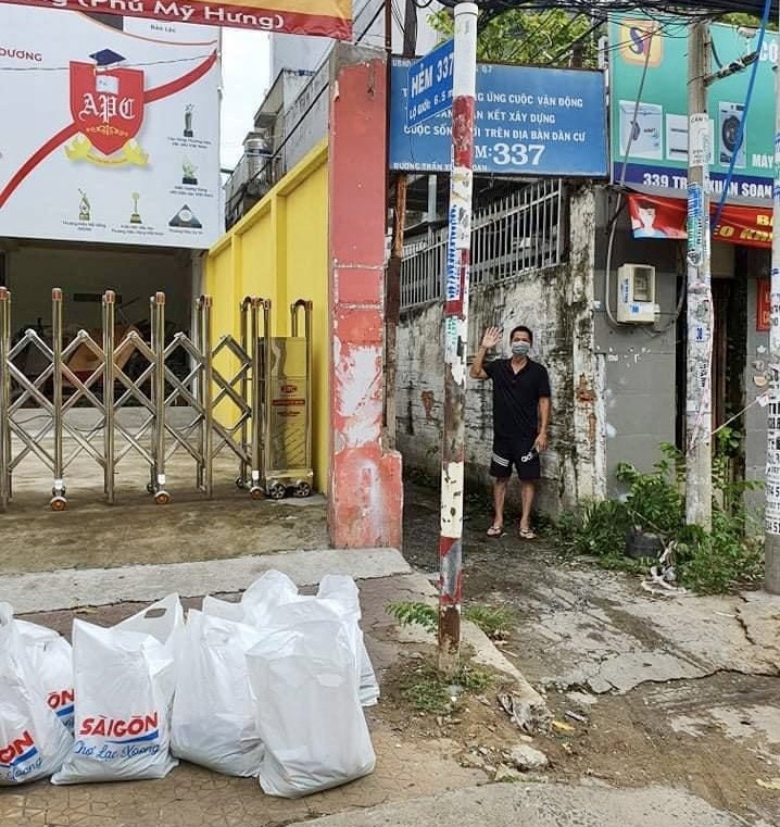 dang sau cau chuyen tinh nguyen vien bi nguoi dan xua tay anh 1