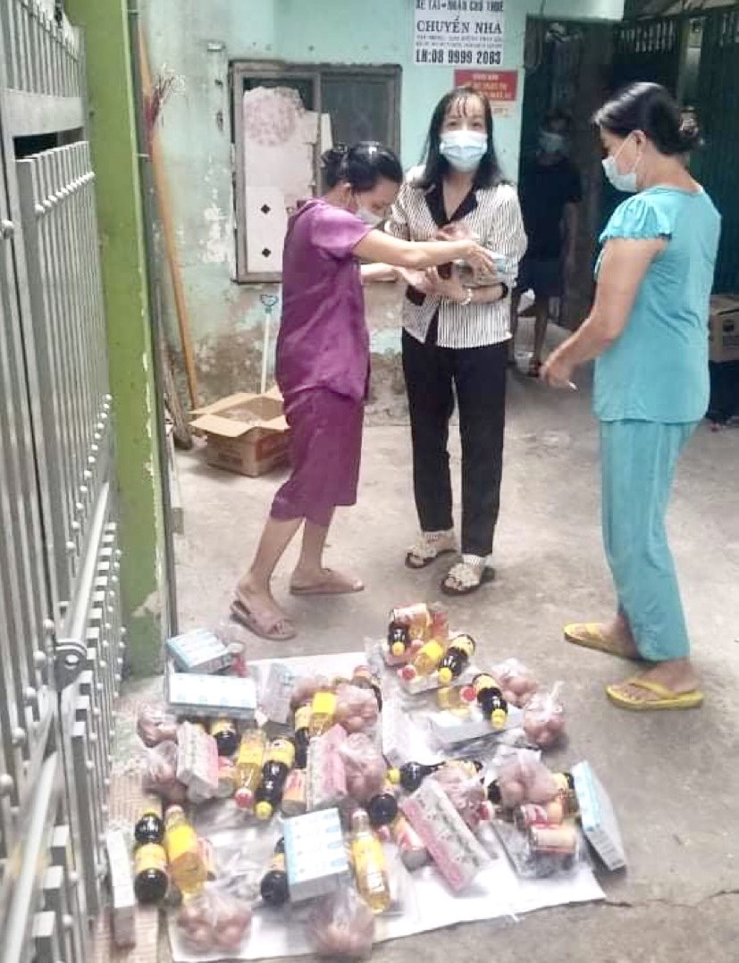 dang sau cau chuyen tinh nguyen vien bi nguoi dan xua tay anh 2