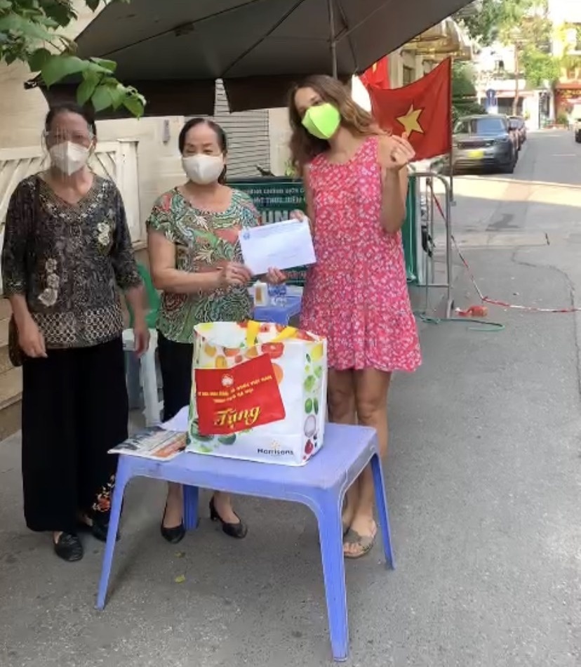 người nước ngoài vui mừng được hỗ trợ ảnh 2 nguoi nuoc ngoai vui mung duoc ho tro anh 2