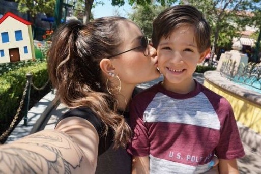 YouTuber bi chi trich vi ep con khoc truoc may quay hinh anh