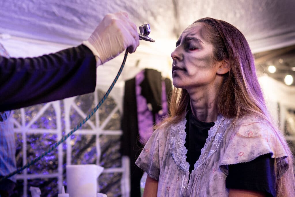 Nhung nha ma o My chet truoc Halloween hinh anh