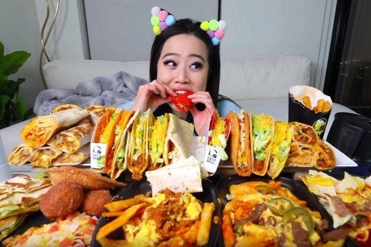 Bua an pho truong tren TikTok hinh anh