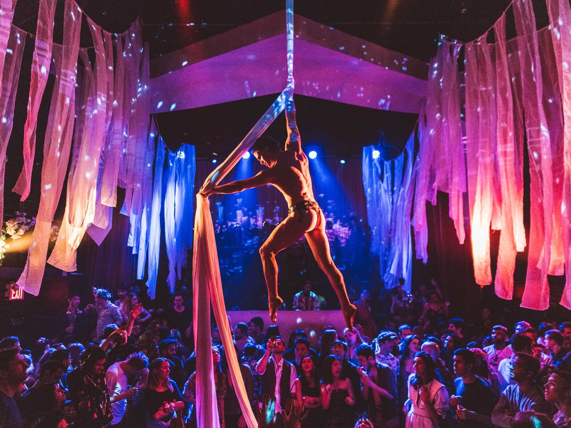 Hang loat hop dem o New York om no hinh anh