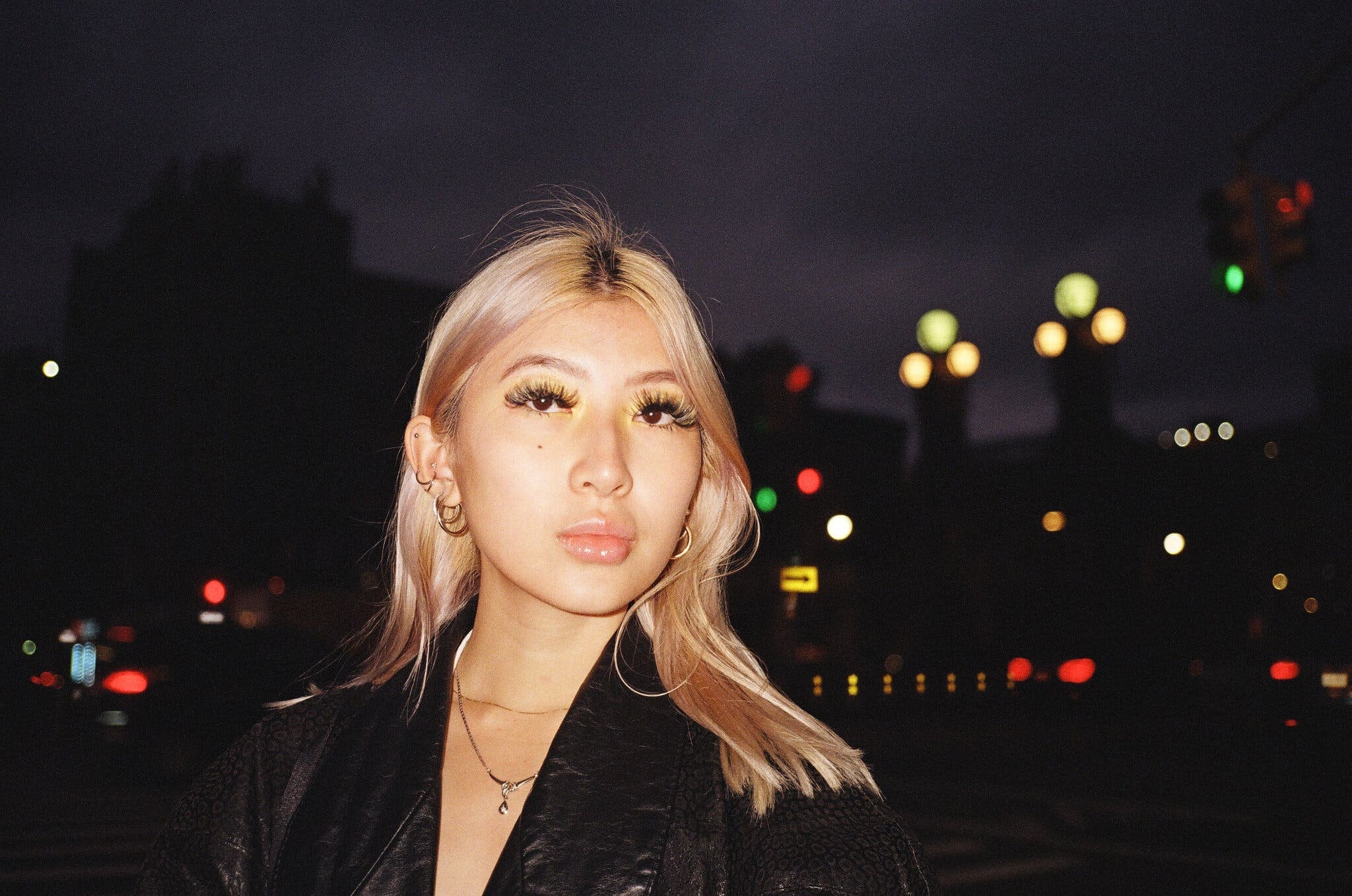 loi trang diem ruc ro hau gian cach anh 1