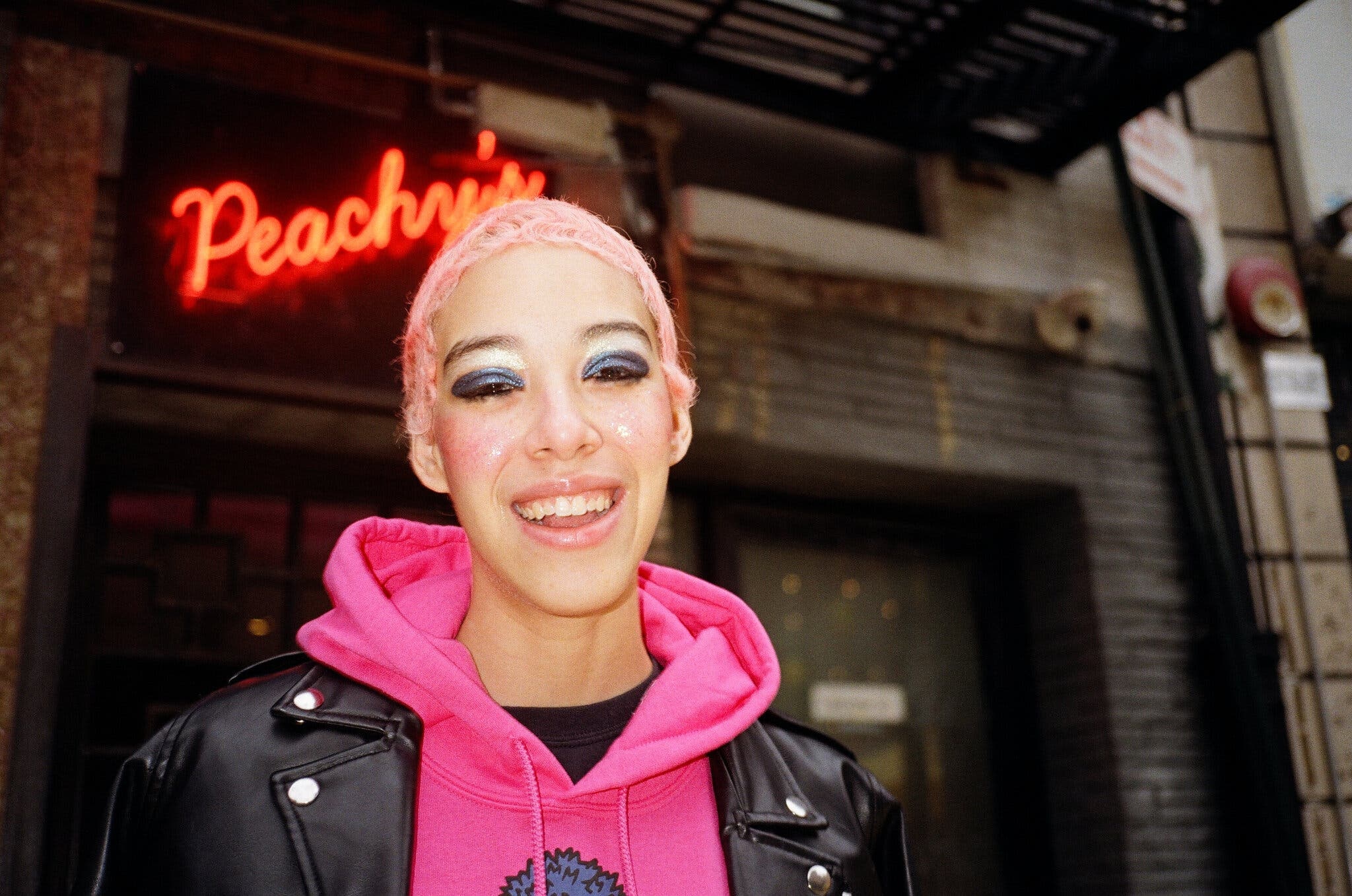 loi trang diem ruc ro hau gian cach anh 4