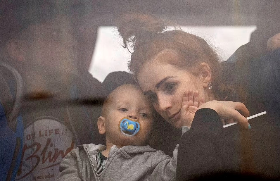 Canh chia ly dam nuoc mat cua cac gia dinh Ukraine hinh anh