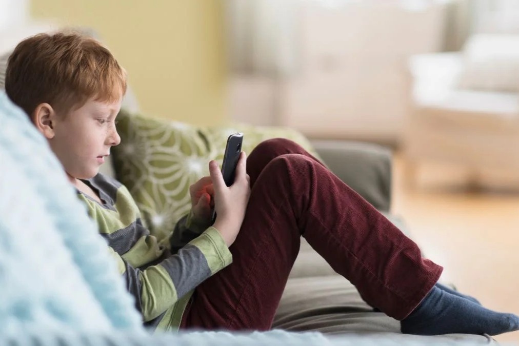 Tre em dang dung mang xa hoi nhieu hon bao gio het hinh anh