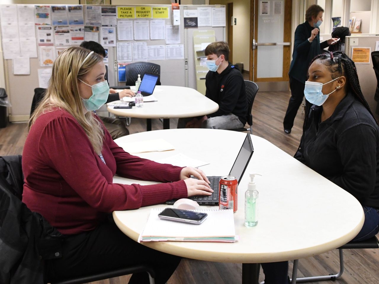 nguoi lao dong My co viec nhe luong cao anh 2