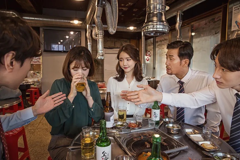 Bi che trach vi tu choi uong ruou hinh anh