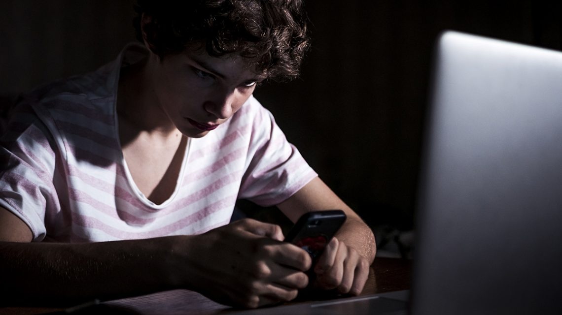 tram cam,  mang xa hoi,  tre vi thanh nien anh 3