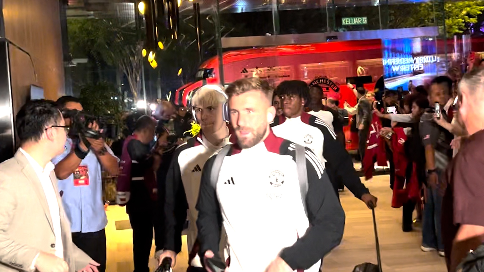 Guong mat lanh nhu bang cua cac cau thu MU khi den Malaysia hinh anh