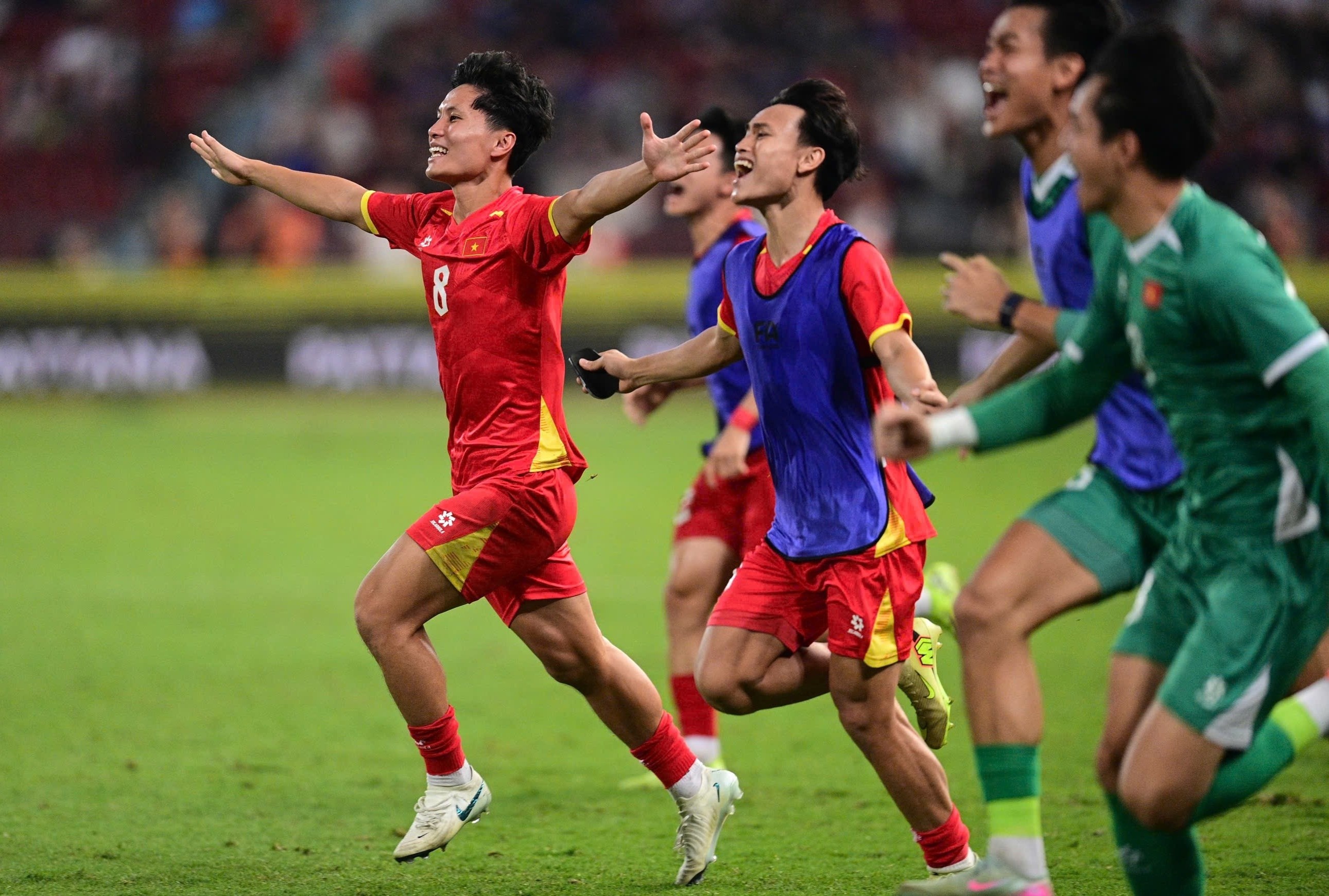 Vo oa khoanh khac U22 Viet Nam gianh chien thang truoc U22 Thai Lan hinh anh