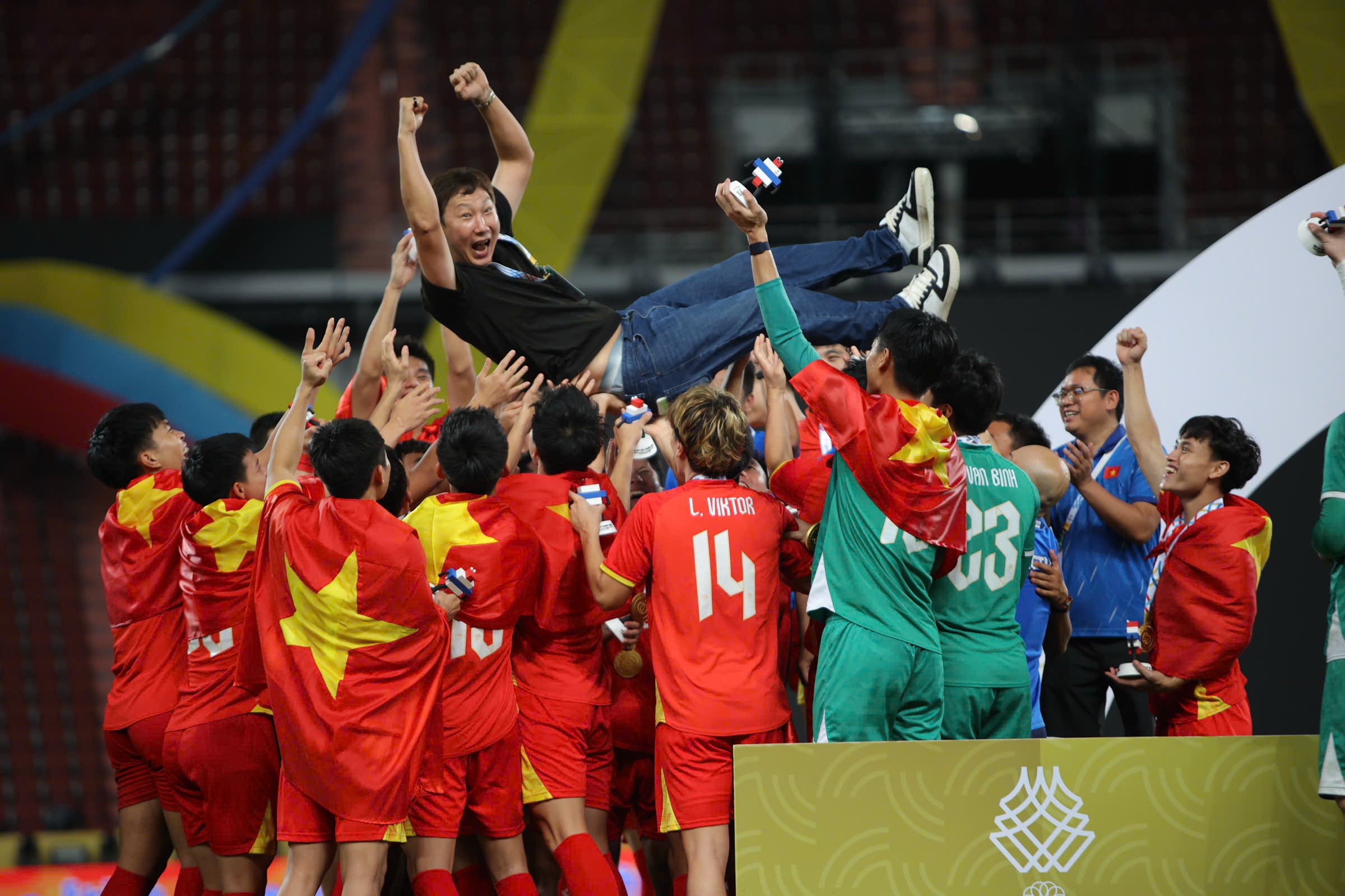 HLV Kim Sang-sik: 'Cac cau thu cang choi cang hay, toi rat tu hao' hinh anh