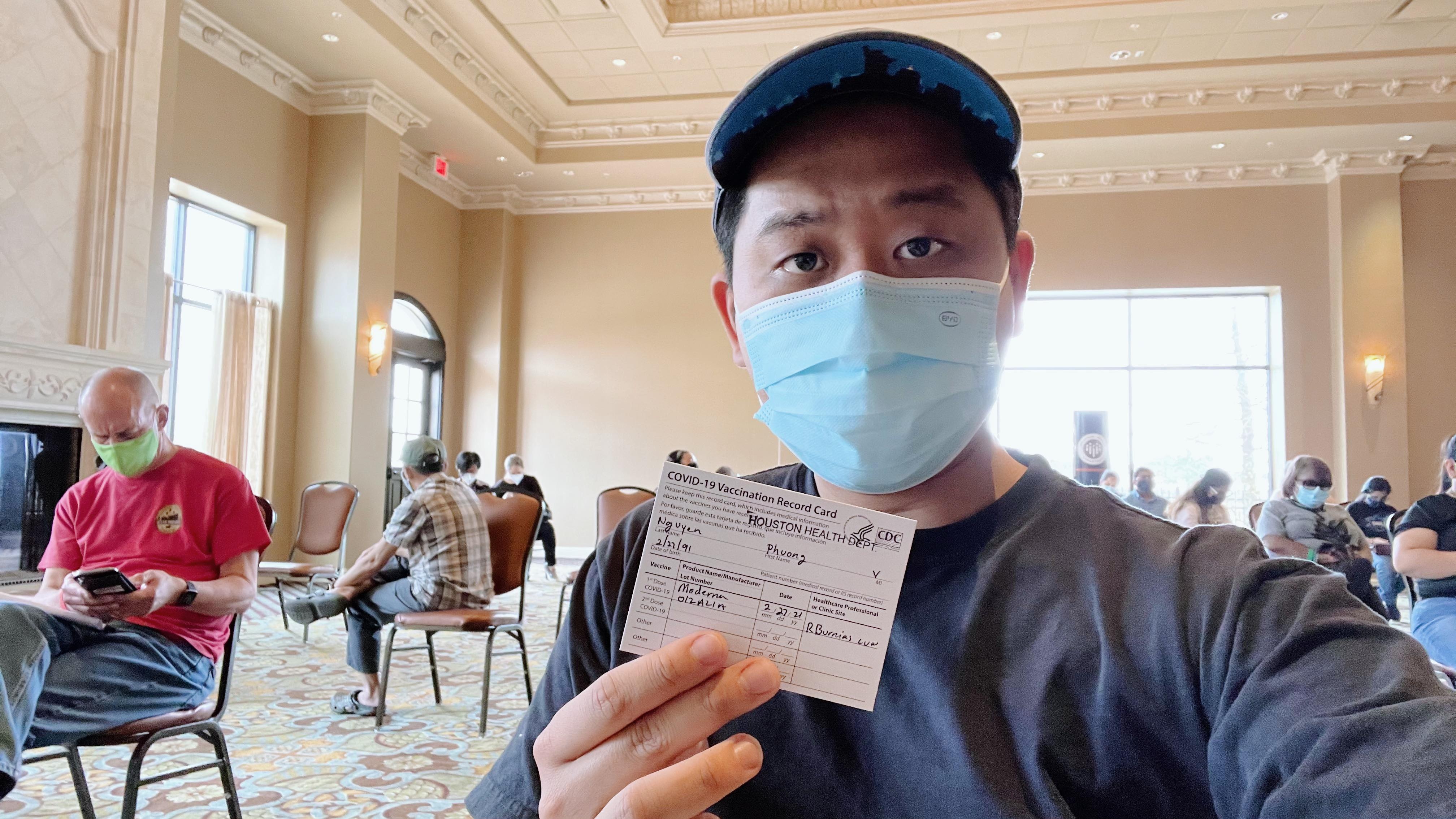 Nguoi Viet o nuoc ngoai: 'Yen tam ra duong sau khi duoc tiem vaccine' hinh anh