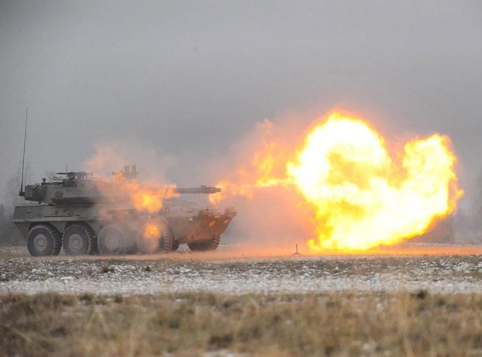 Xe tang quan doi ban nham nong trai hinh anh