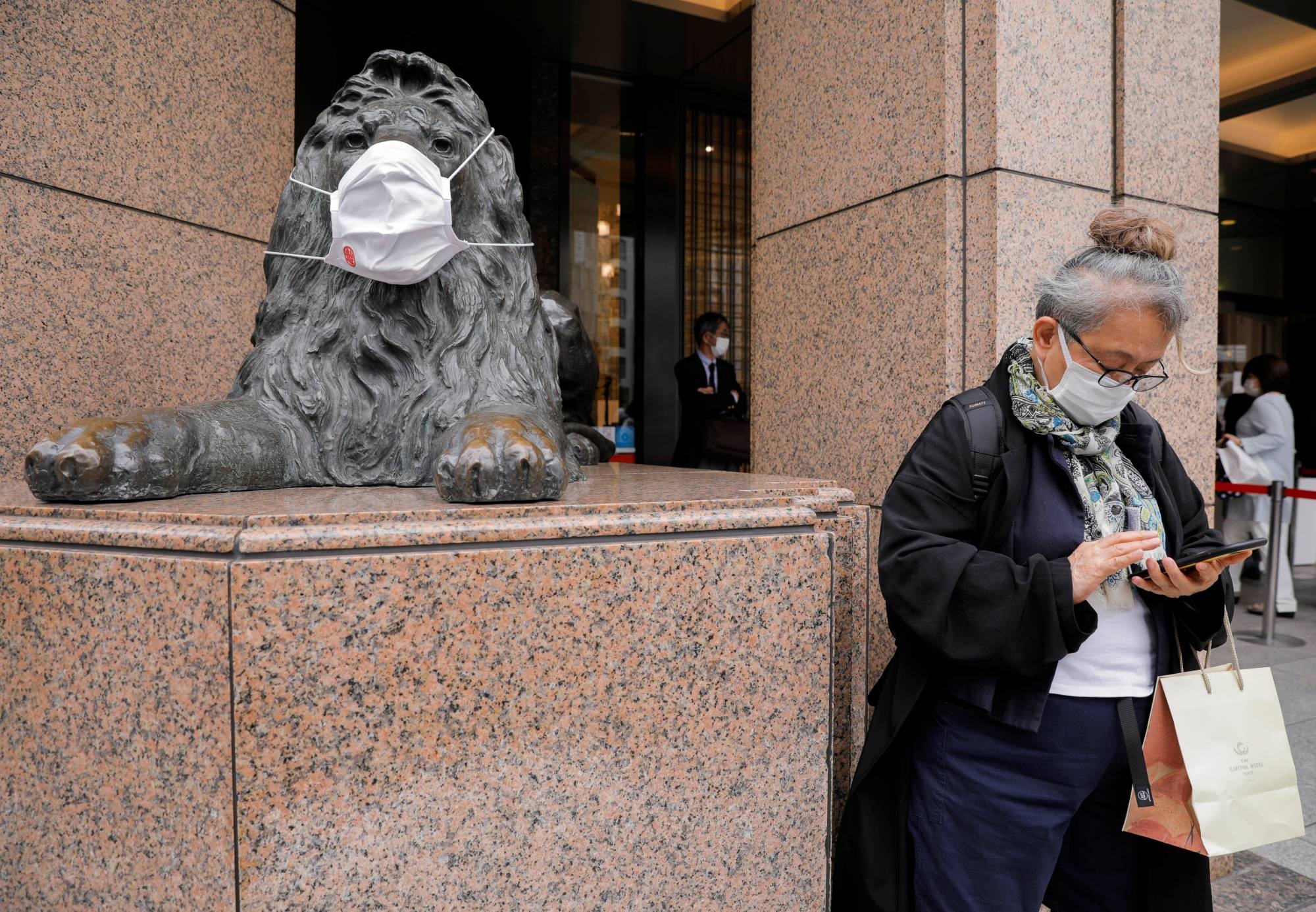 tinh trang khan cap,  Nhat Ban,  Covid-19 anh 2