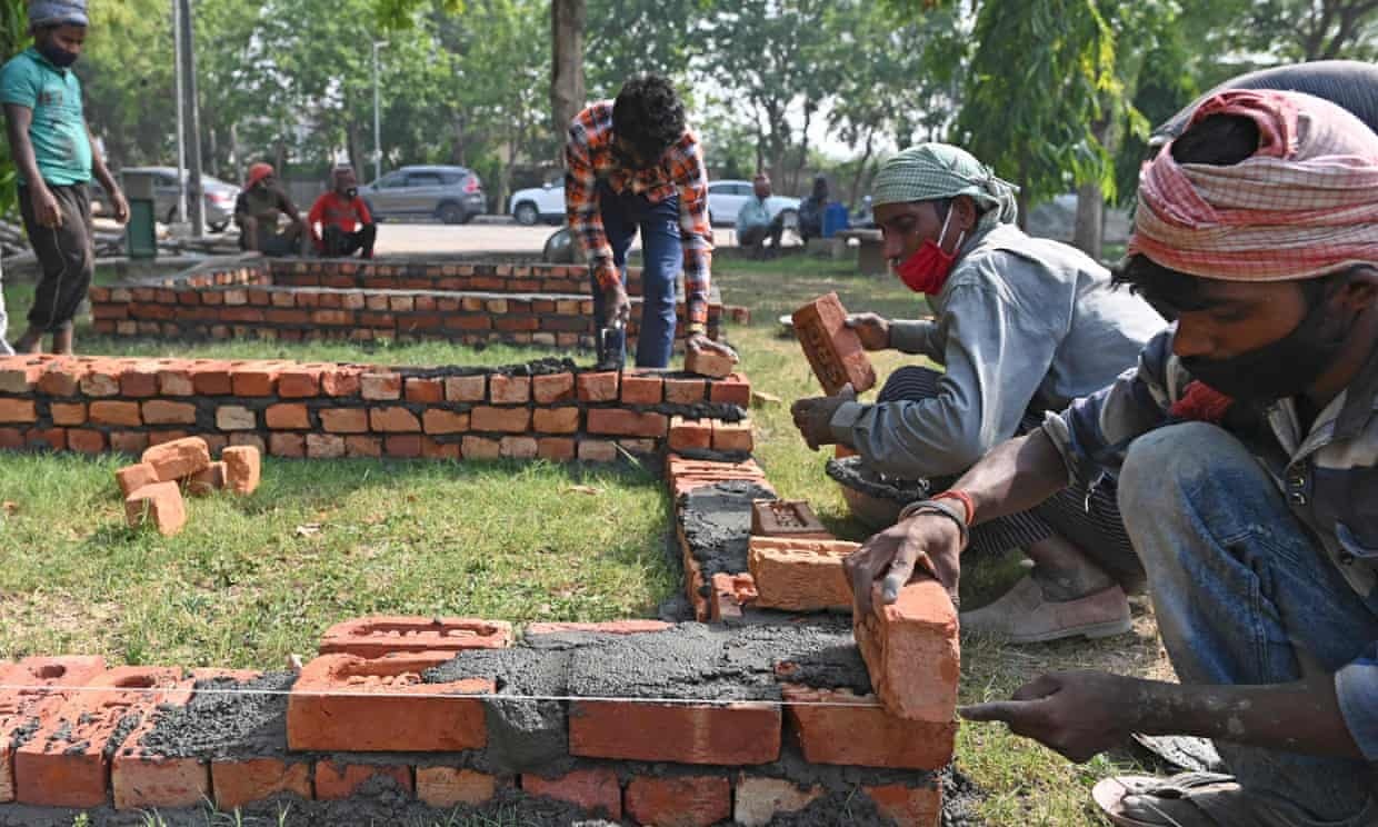 Cong nhan cap toc xay gian hoa tang o An Do hinh anh