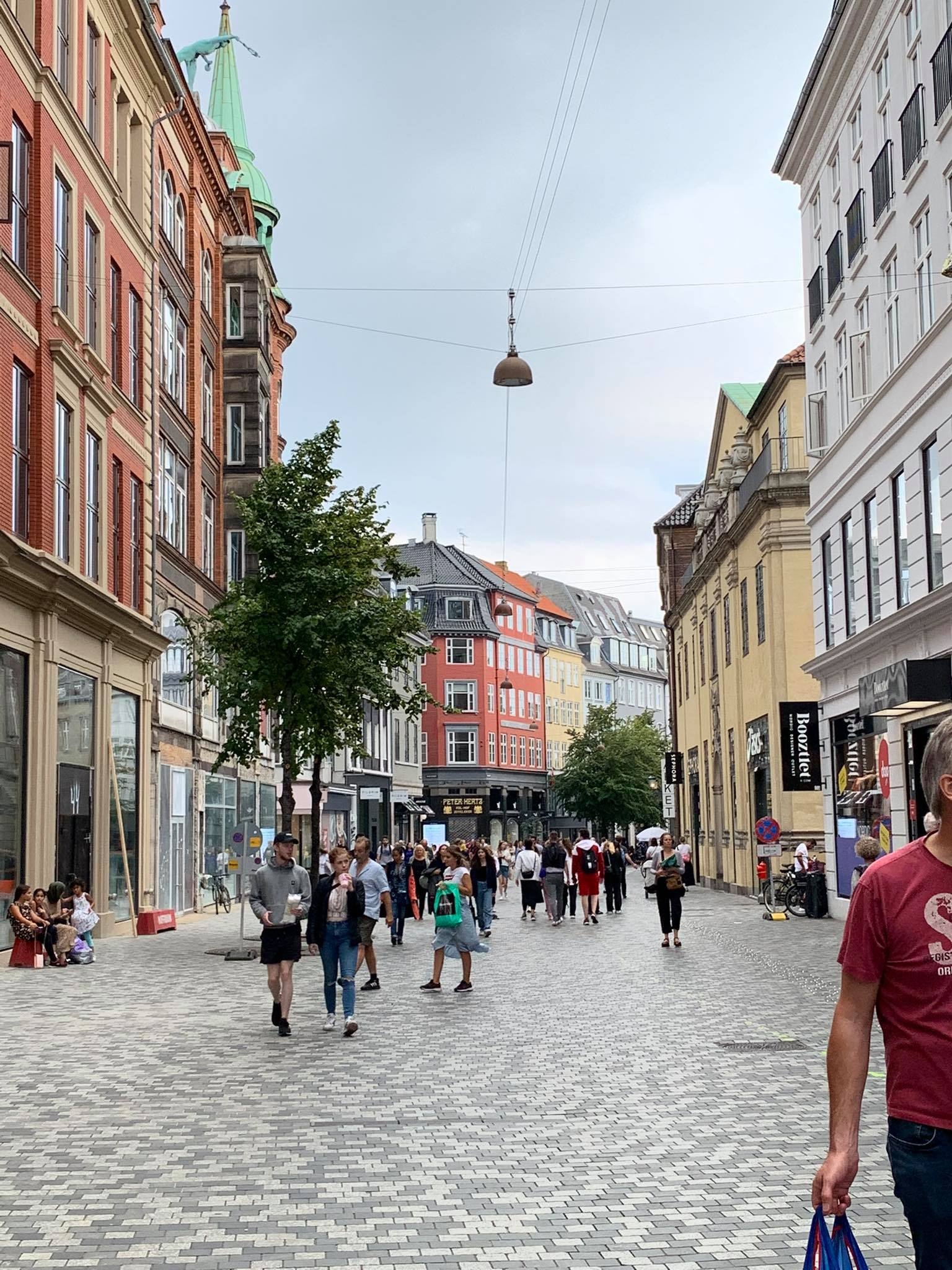 quoc gia hoan toan het dich,  Dan Mach anh 2