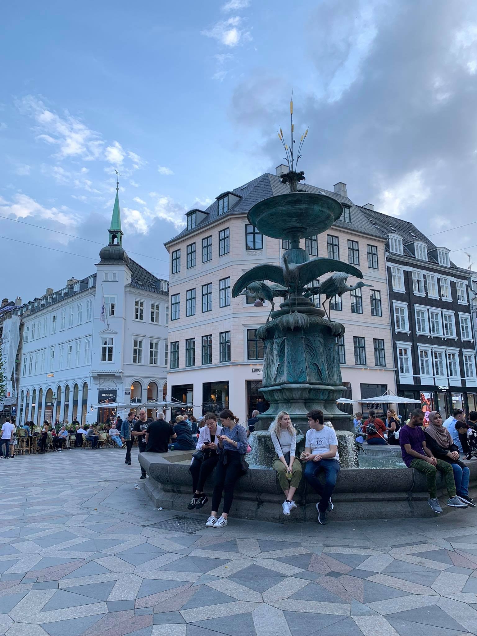 quoc gia hoan toan het dich,  Dan Mach anh 3