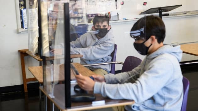 quay tro lai truong,  hoc online,  My anh 2