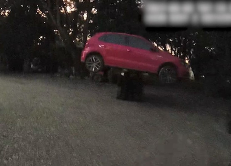 Co gai an trom oto gap phai chu nha co xe nang hinh anh