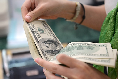 Ngan hang ngoai tuyen nhan vien nhu the nao? hinh anh