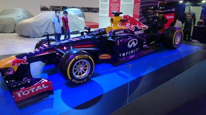 Dan xe 'khung' lo dien truoc gio G hinh anh