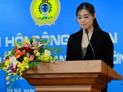 Chan dung con gai nguoi 'de doa'  vi tri cua bau Duc hinh anh