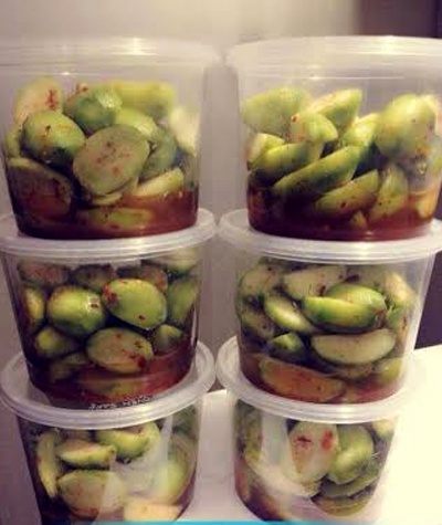 Giá bán mỗi kg cóc chưa gọt khoảng 30.000-35.000 đồng, đã gọt 40.000-45.000 đồng. Riêng loại đã dầm sẵn được bán theo hộp, với giá 25.000 đồng/hộp.