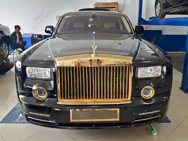 Chiếc Rolls-Royce Phantom dát vàng họa tiết rồng thời Lý vừa được công ty của Nguyễn Ngọc mạ thành công. Ảnh: NK.