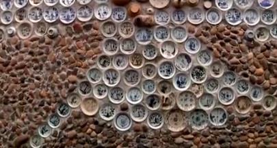 Ngoi nha gan 200 kg tien xu cung 9.000 co vat hinh anh