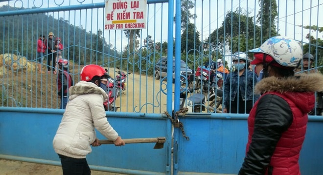 Người dân dùng búa phá khóa vào nhà máy vàng Phước Sơn đòi nợ. Ảnh: Tuổi Trẻ.