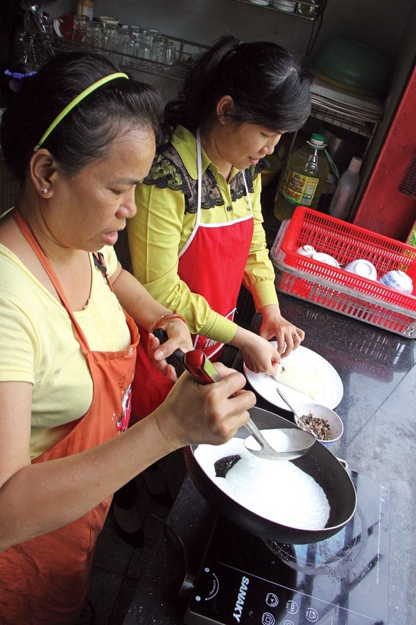 Bột bánh trộn sẵn được nhiều người mua vì tiện dụng và không cần gia giảm. 