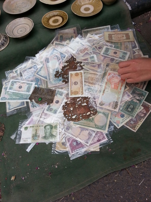 Hiện nay, những tờ tiền cũ được bán đổ đống với mức giá rẻ 50.000 – 20.000 đồng/tờ. (ảnh: Phương Nhung).