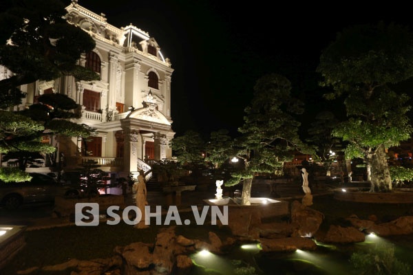 Căn biết thự có sân vườn rộng...