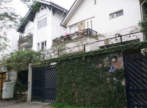 Nhiều căn biệt thự đẹp phủ đầy dây leo.