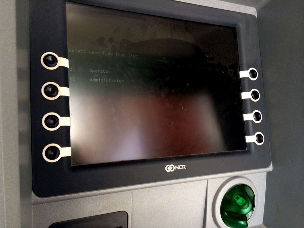 ATM hang loat ngan hang bi to gap su co hinh anh