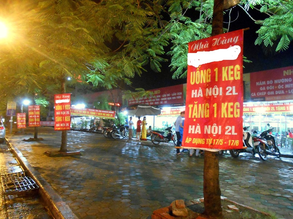 Hang quan tung chieu cau khach mua World Cup hinh anh