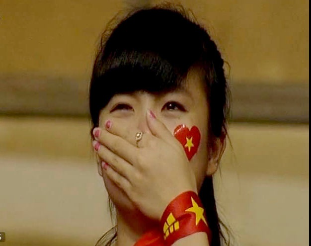 Co gai bat khoc, smartphone va dich vu ngan hang sieu toc hinh anh